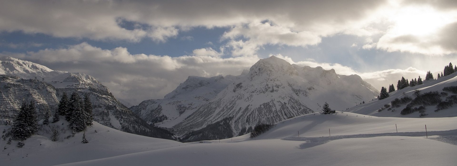 Verschneites Bergpanorama in Lech am Arlberg