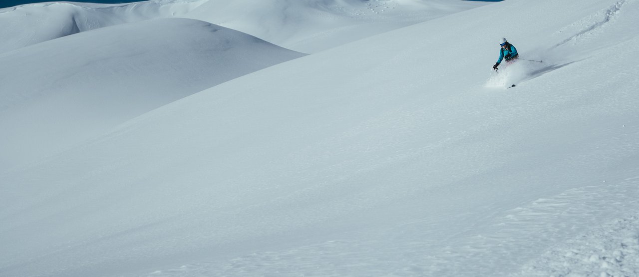 Frau fährt im Tiefschnee 