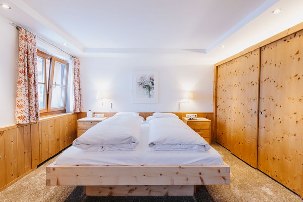 Hotelzimmer mit Doppelbett