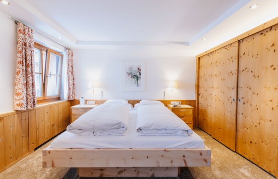 Hotelzimmer mit Doppelbett
