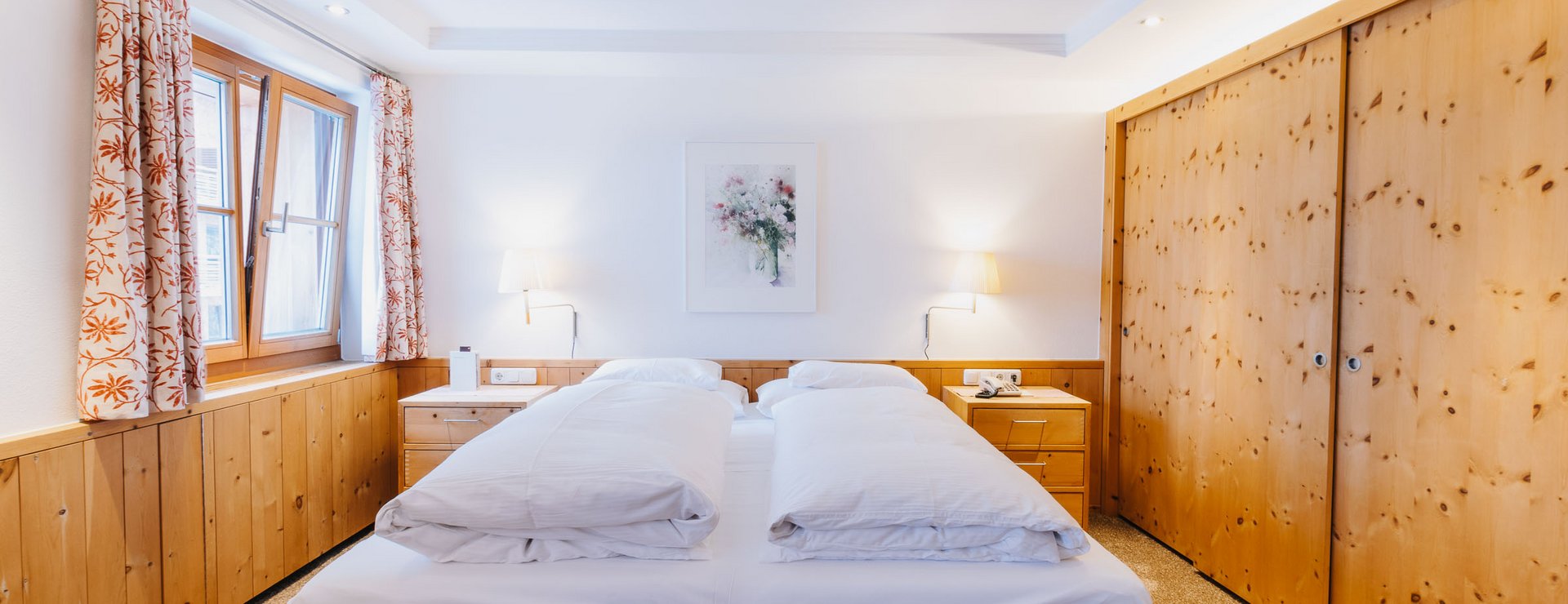 Hotelzimmer mit Doppelbett