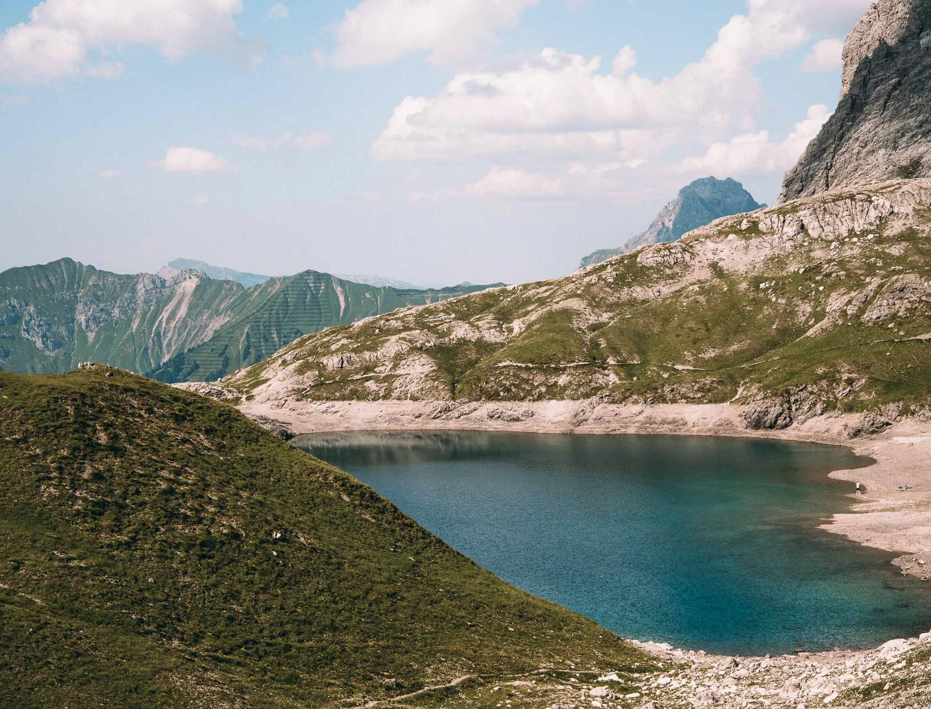 [Translate to Englisch:] Blick auf den Butzensee und die Berge, Tannberg