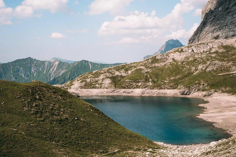 [Translate to Englisch:] Blick auf den Butzensee und die Berge, Tannberg