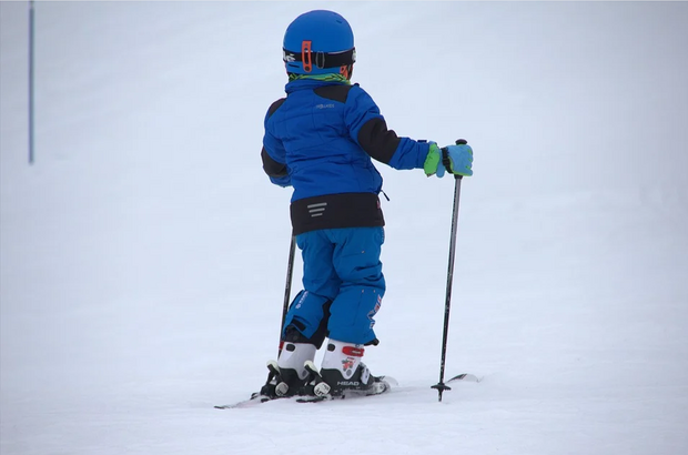 Kind beim Skifahren