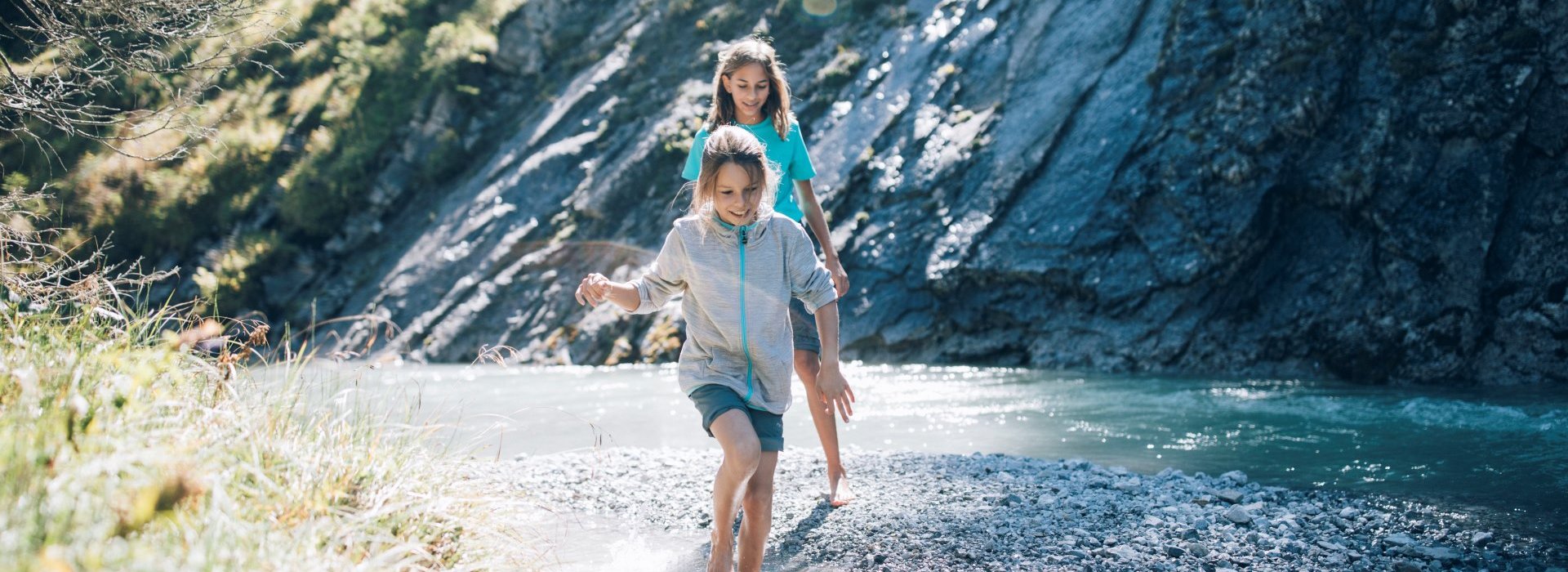 Spielende Kinder am Fluss Lech im Sommer