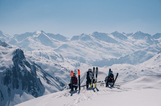 Skifahrer genießen die 