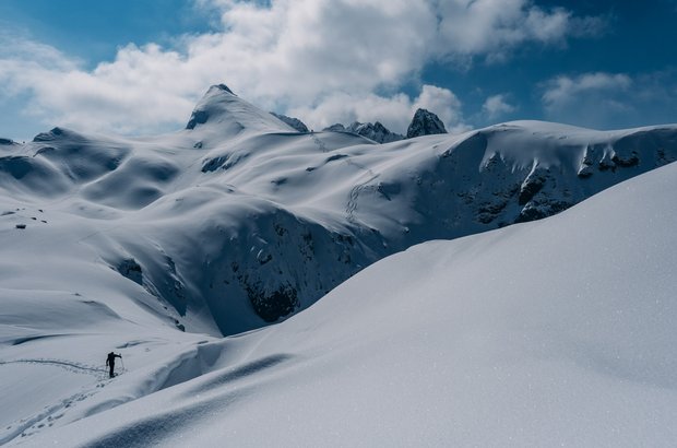 Wunderschönes schneebedecktes Bergpanorama 
