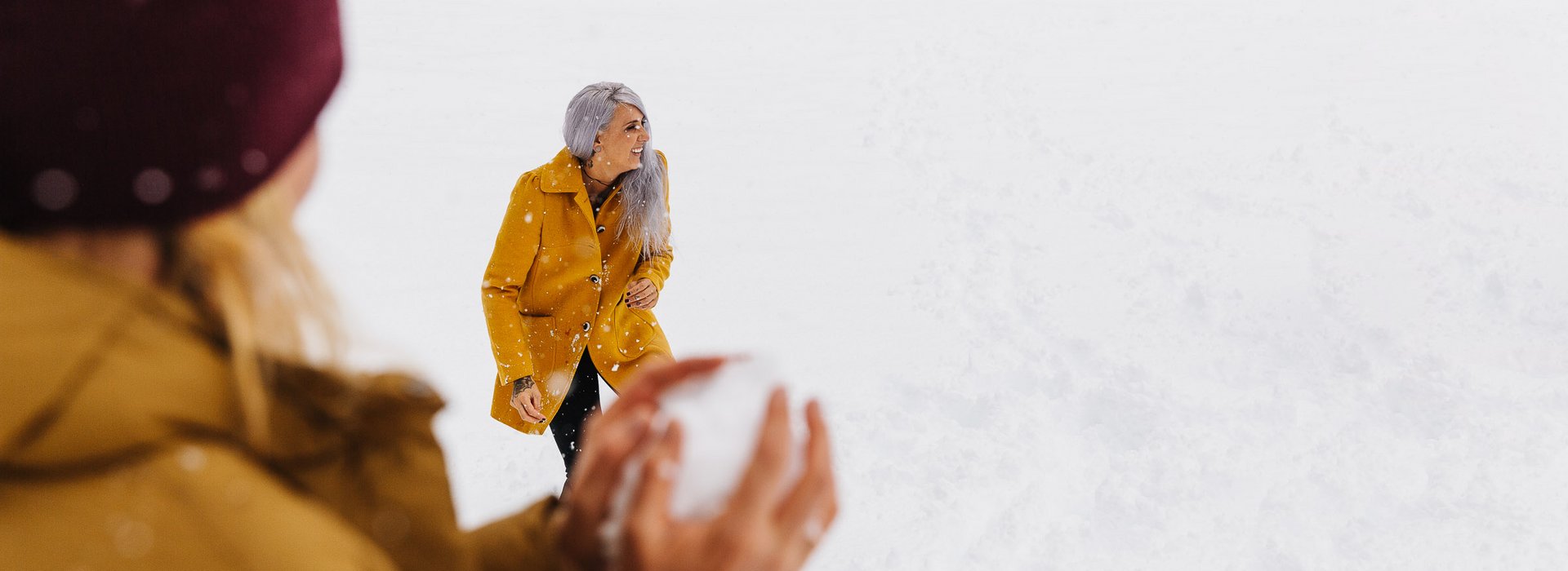 Personen bei der Schneeballschlacht