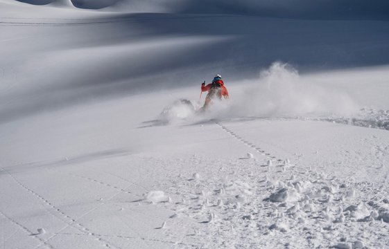 Skifahrer im Tiefschnee