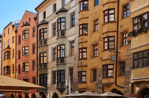 Ansicht der Fassaden der Häuser in der Altstadt in Innsbruck 