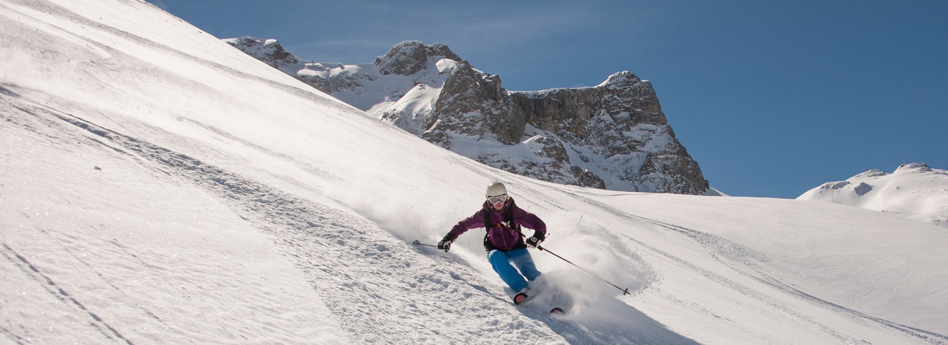 Skifahrer im Tiefschnee