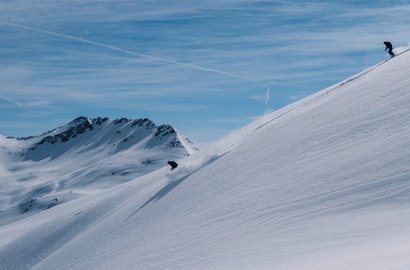 Skifahrer am Berg bei der Abfahrt