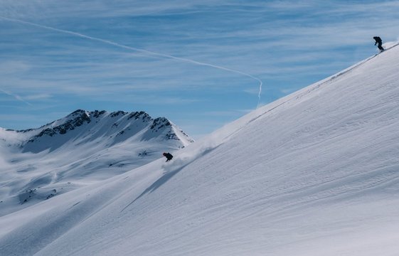 Skifahrer am Berg bei der Abfahrt