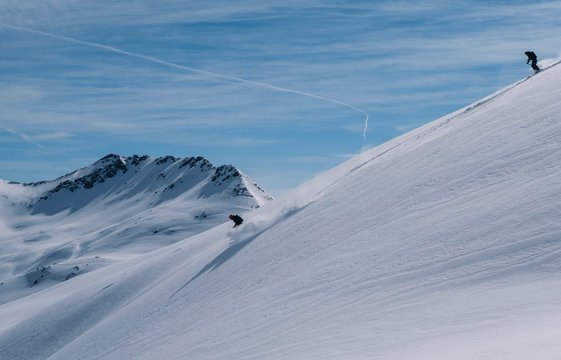 Skifahrer am Berg bei der Abfahrt Skifahrer am Berg bei der Abfahrt