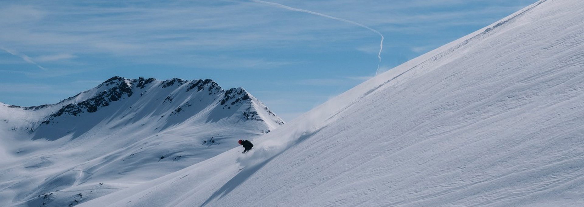 Skifahrer am Berg bei der Abfahrt