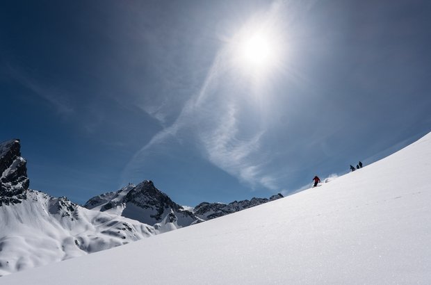 Skifahrer mit wunderschönen Bergpanorama im Hintergrund