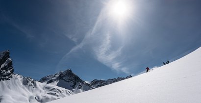 Skifahrer mit wunderschönen Bergpanorama im Hintergrund