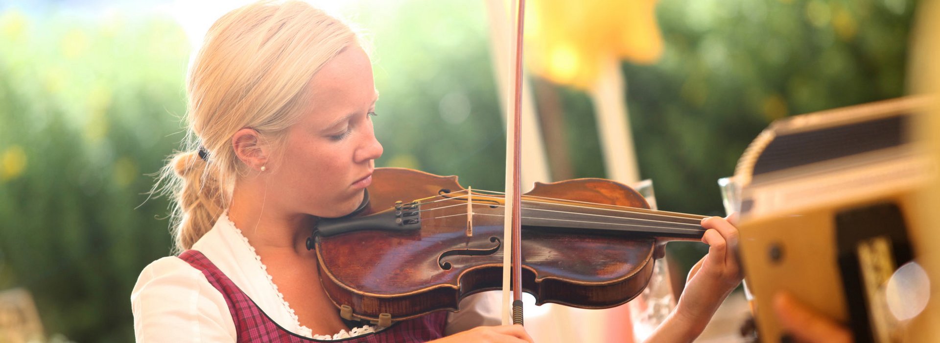 Geigenspielerin in Tracht