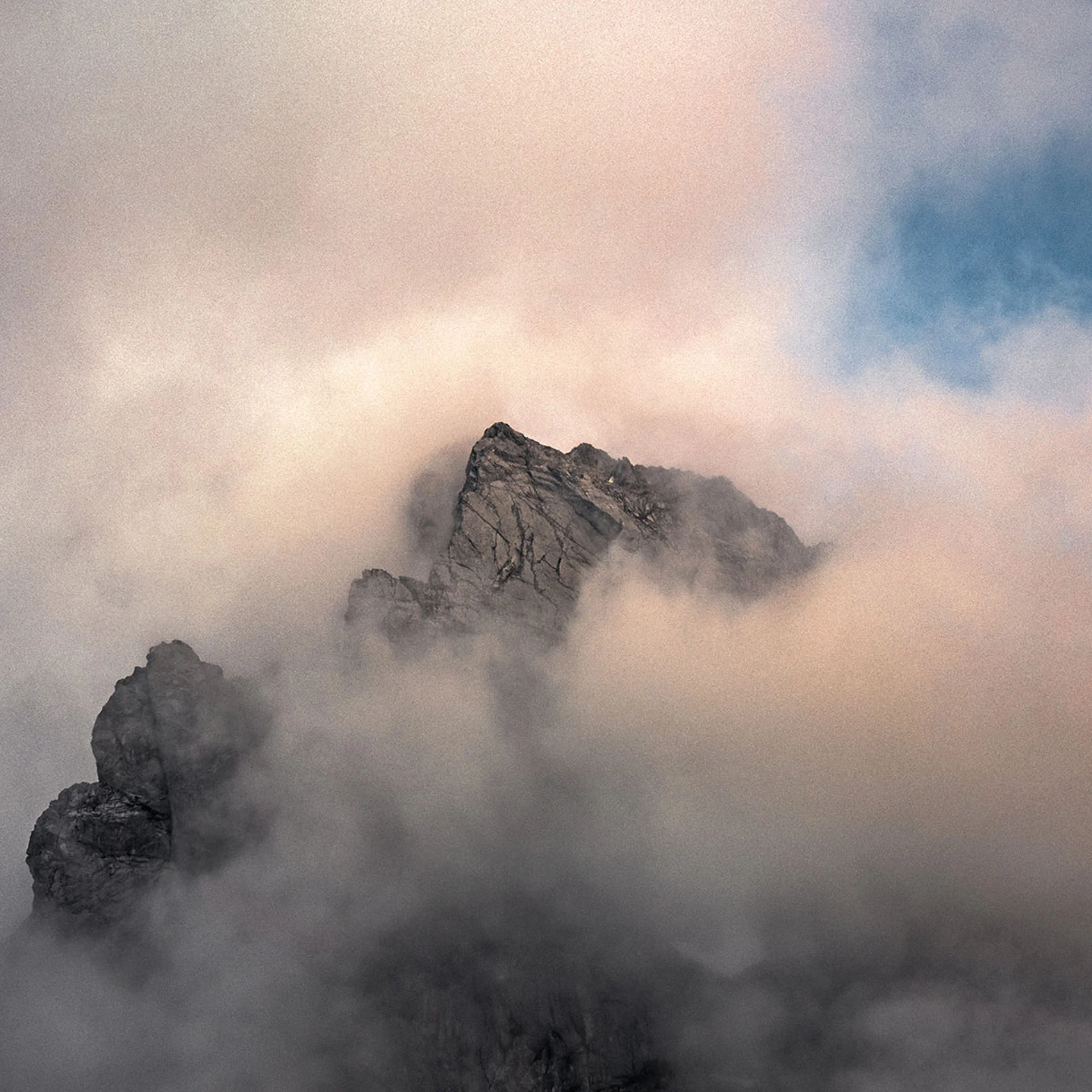 Bergspitze, die in dichte Wolken und Nebel gehüllt ist