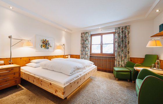 Hotelzimmer mit Doppelbett
