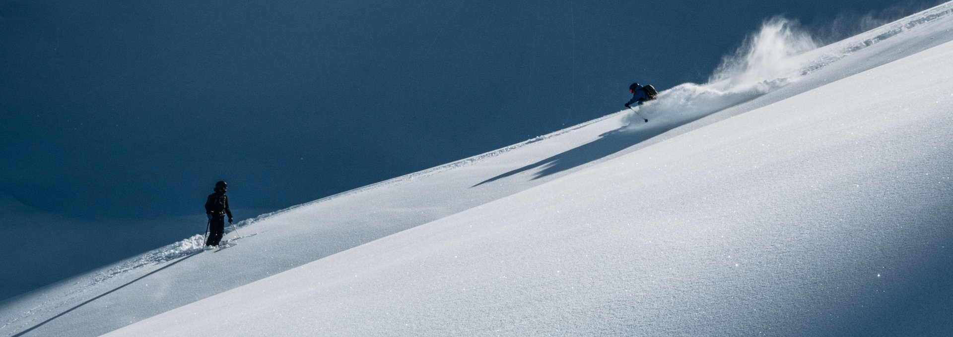 Skifahrer fährt Freeride auf frischem Schnee.