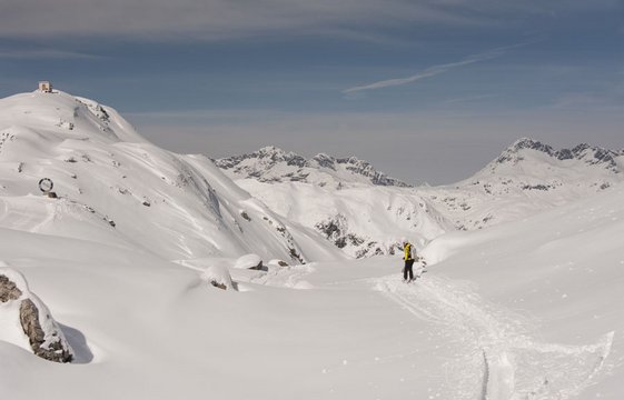 Skifahrer in verschneiter Winterlandschaft