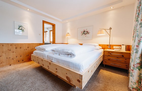 Hotelzimmer mit Doppelbett