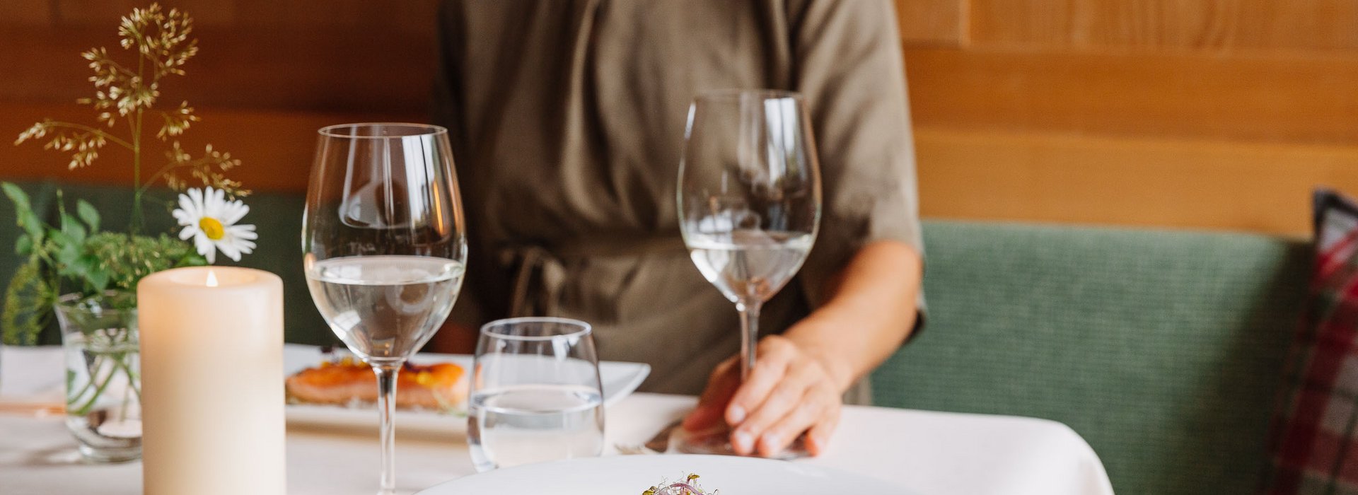 Frau mit Weinglas im Restaurant