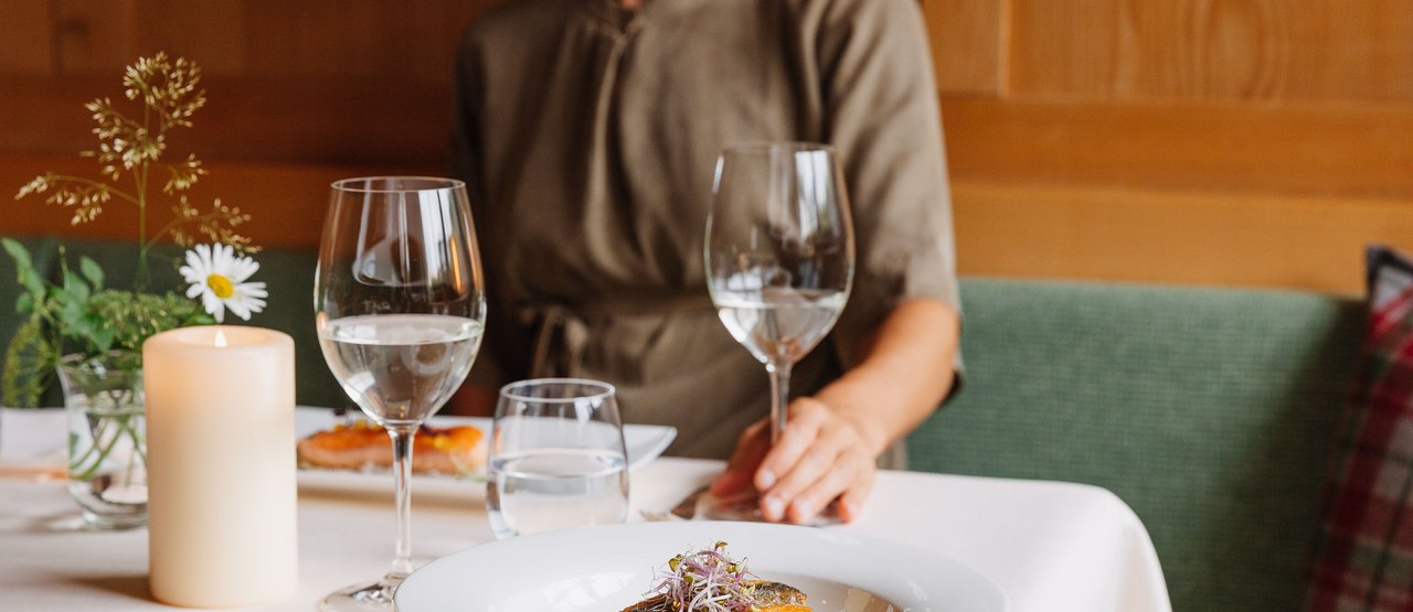 Frau mit Weinglas im Restaurant