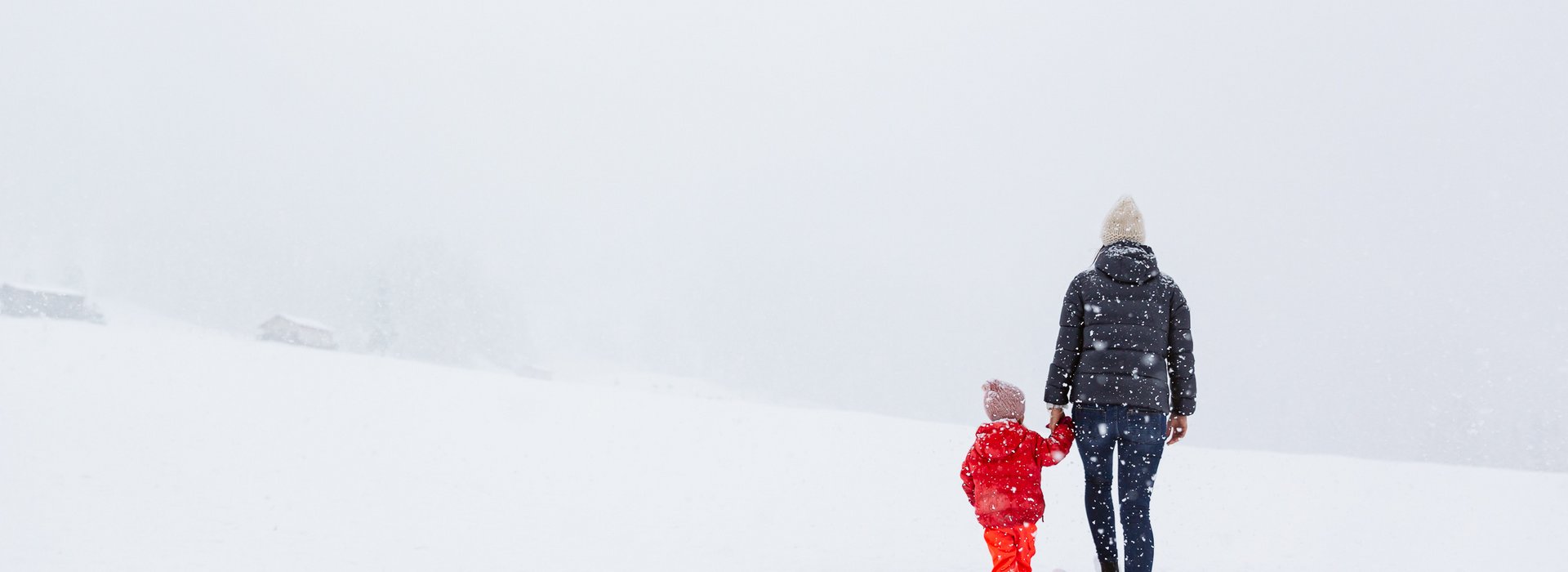 Frau mit Kind im Schnee