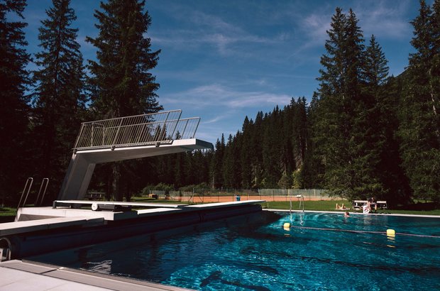 Schwimmbad - Lechcard Springturm beim Waldschwimmbad. Im Hintergrund sind die Tennisplätze zu sehen.