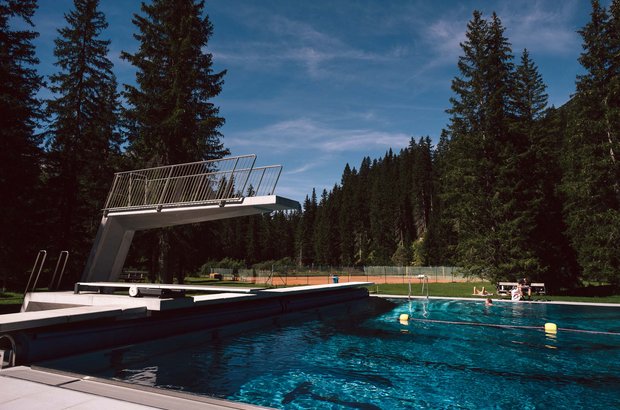 Springturm  beim Waldschwimmbad. Im Hintergrund sind die Tennisplätze zu sehen.