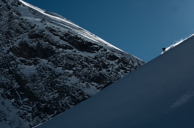 Skifahrer fährt über die Piste. 