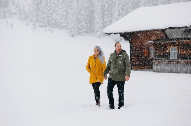 Paar beim Schneespaziergang