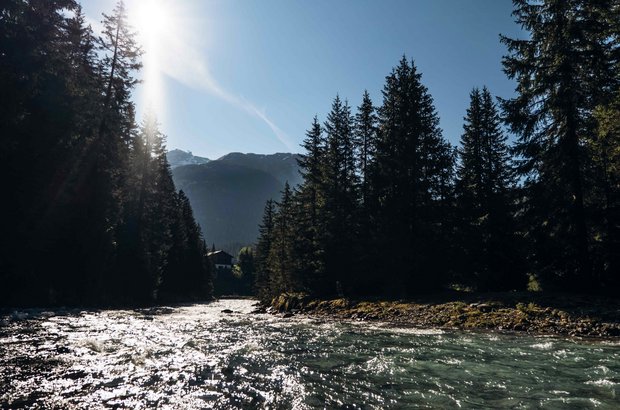 Lech glitzert im Sonnenlicht