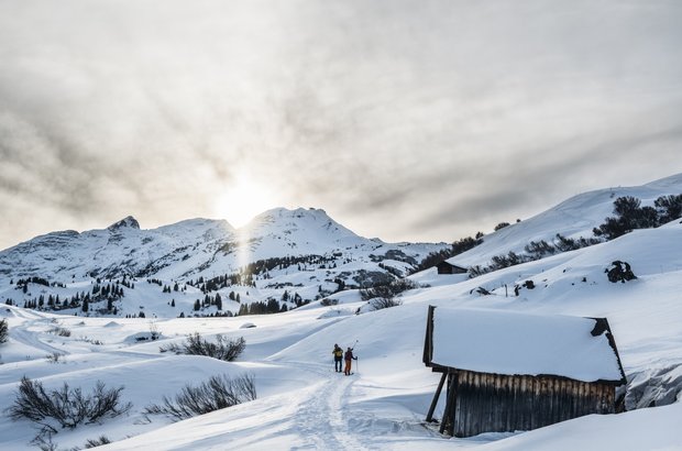 Skitourengeher in idyllischer Landschaft