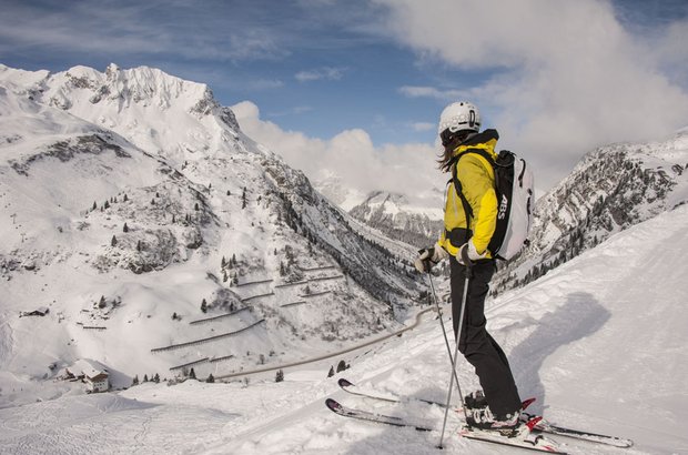 Skifahrer vor Bergpanorama