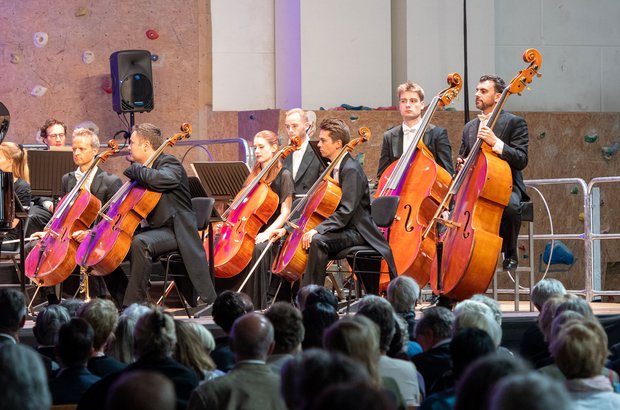 Ein Orchester spielt Musik 