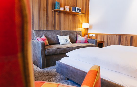 Hotelzimmer mit Couch