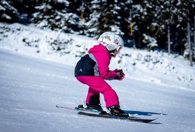 Kind beim Skifahren