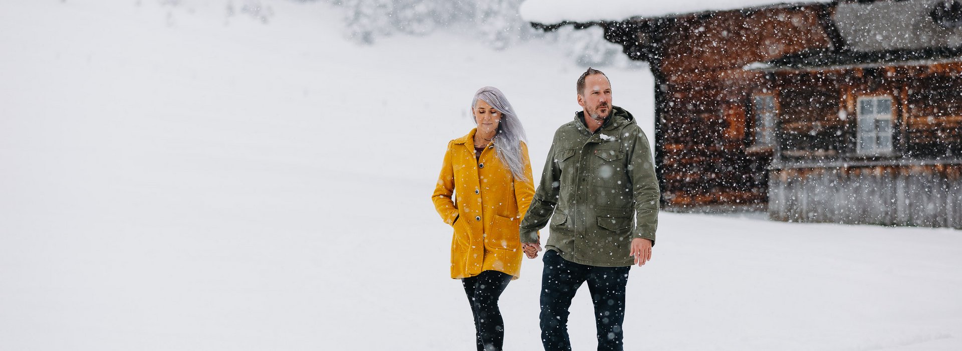 Paar macht Winterspaziergang durch die Natur