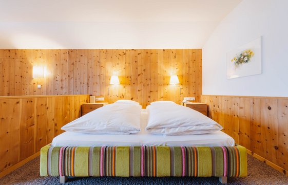 Hotelzimmer mit Doppelbett