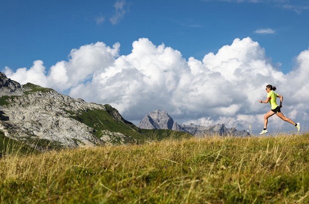 Läufer auf Bergwiese