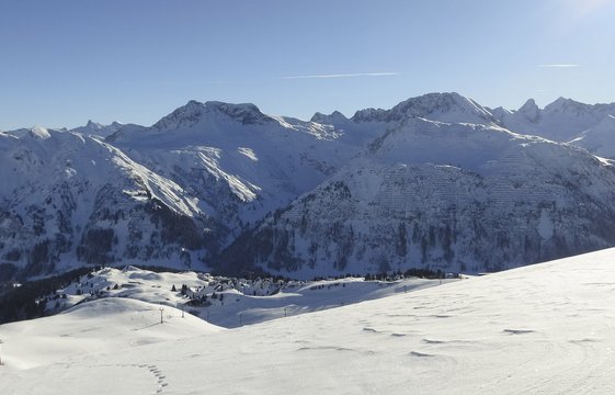 Skifahrer vor Bergpanorama