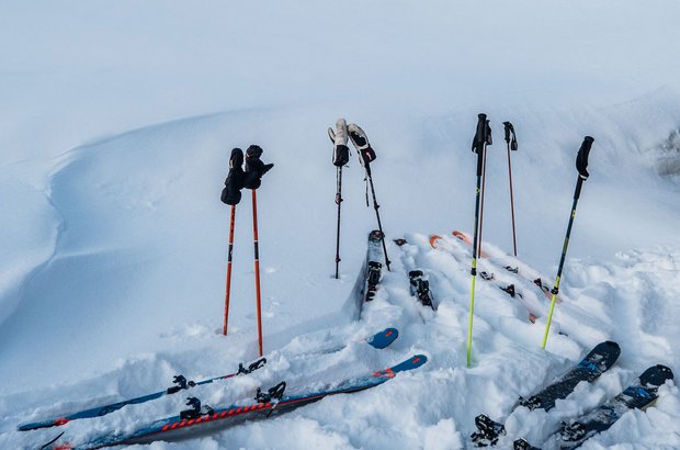 Skier und Skistöcken im Schnee