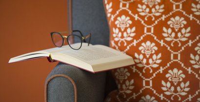Sessel mit Buch und Lesebrille