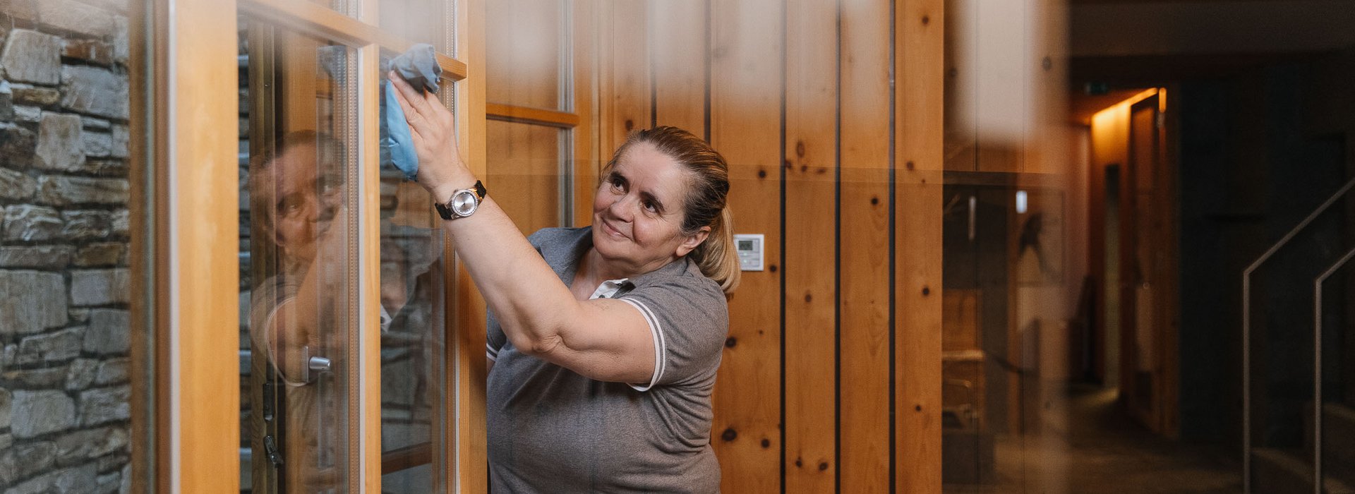 Housekeeping putzt Fenster