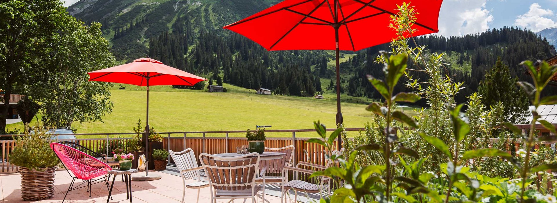 Wunderschöner Terrassenausblick vom Haus Braunarl mit Bergpanorama.