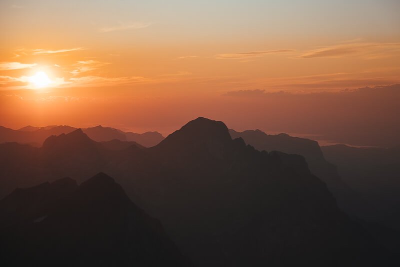 Berggipfel beim Sonnenaufgang