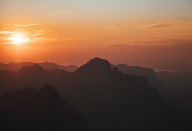 Berggipfel beim Sonnenaufgang